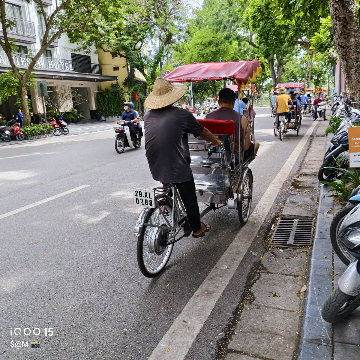 TechSAM009's tweet photo. Streets Of Hanoi📸
#ClickedOniQOO
#IFM 4.0🇻🇳
#iQOO https://t.co/oLLc6HUy2B
