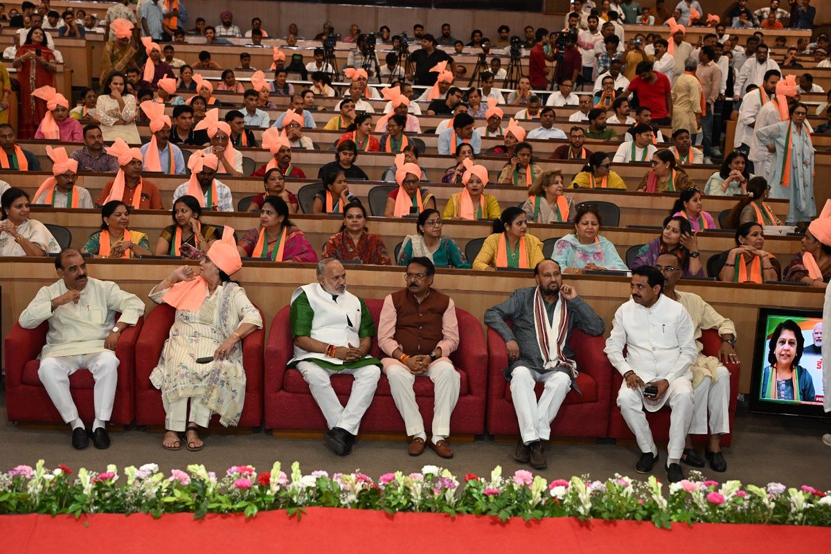 BJPMM4Delhi's tweet photo. राज्यसभा सांसद बनने के उपलक्ष्य में आज @alka_gurjar जी का भव्य स्वागत और अभिनंदन दिल्ली के एनडीएमसी सभागार में ओबीसी मोर्चा एवं महिला मोर्चा द्वारा किया गया। इस अवसर पर बड़ी संख्या में कार्यकर्ताओं एवं पदाधिकारियों ने उन्हें शुभकामनाएं दीं।

1) @richapandey https://t.co/IojVIsAngg