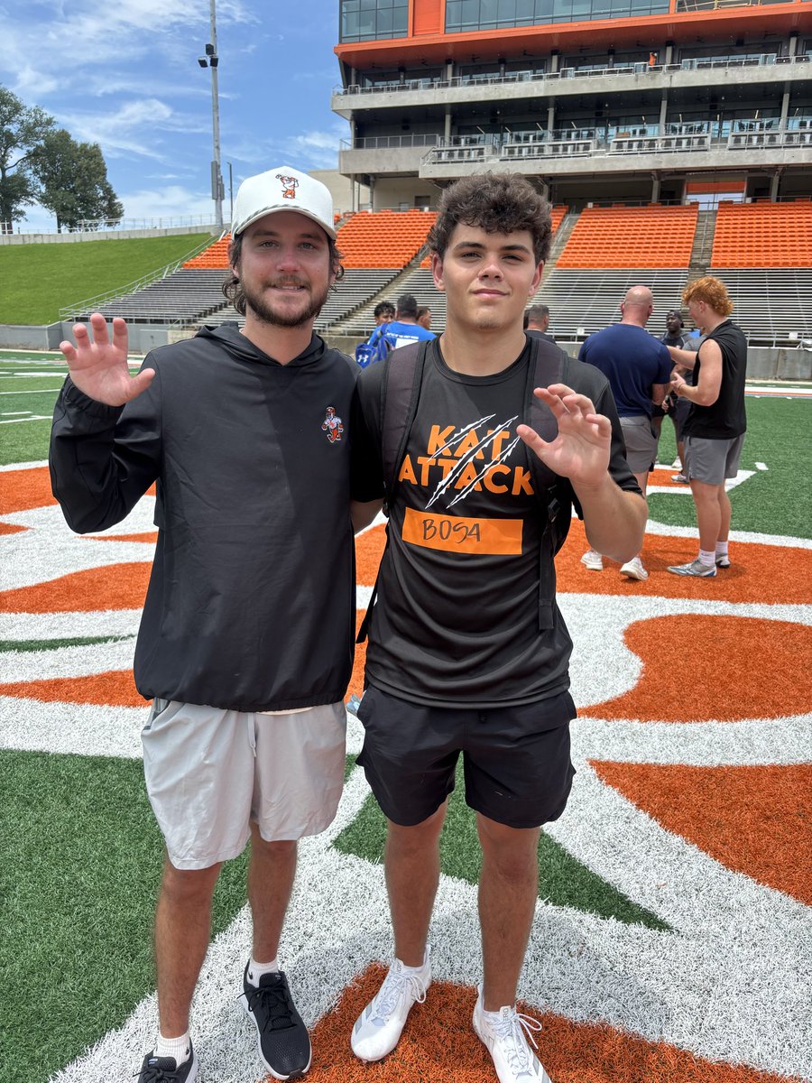 HaakonBean31's tweet photo. I had a awesome time at Sam Houston, thank you to all the coaches who put it on. A special thanks to coach @CoachScrivens @JohnDavidPlunk 
@31_CoachFAL 

@LCCoachMel 
@coachjnewt 
@Cord3l_64 
@LakeCreekFBall 
@CoachBence https://t.co/P6eZsE5XxC