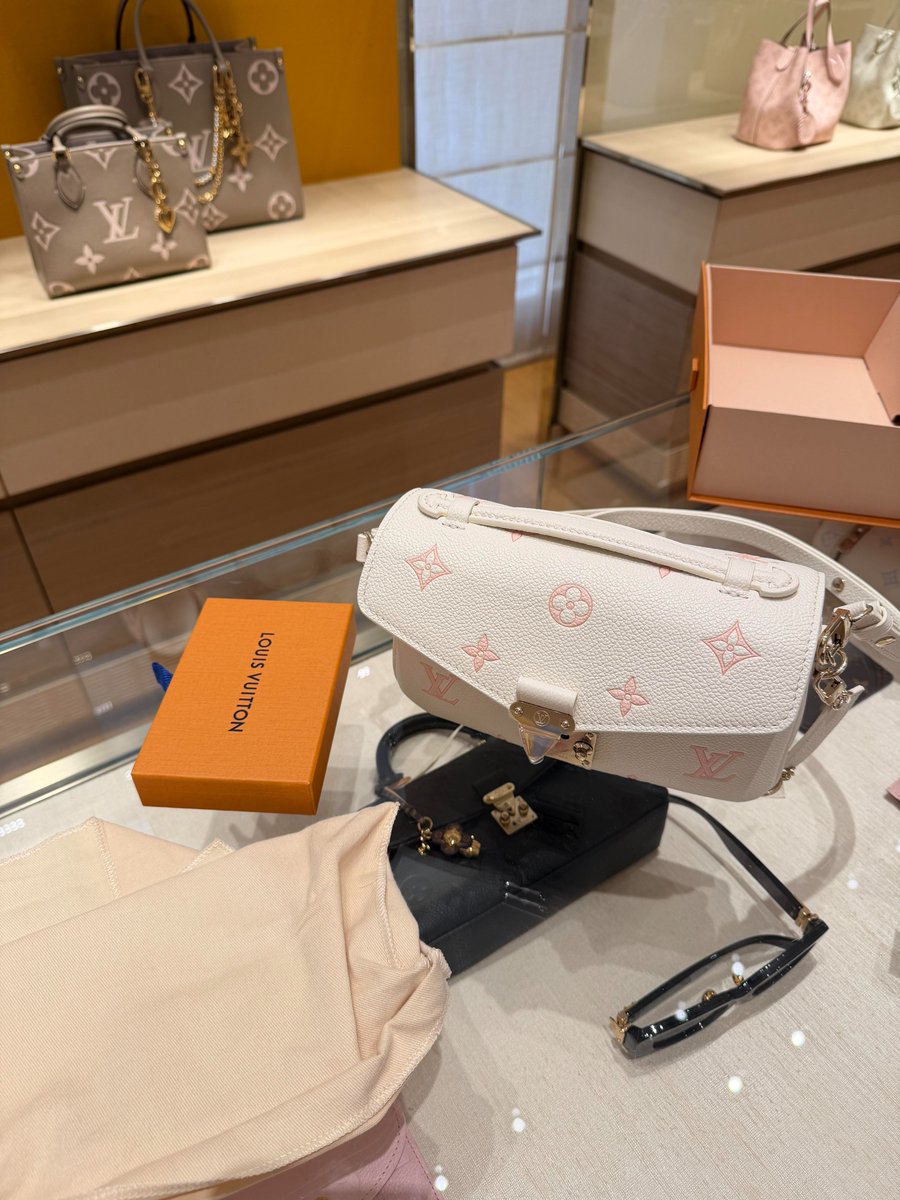 LinoraSornwell1's tweet photo. Built for compliments. 👛🌟 https://t.co/oI69B2dgy4