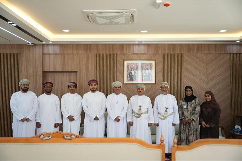 ShababRadioOman's tweet photo. وزير الإعلام يكرم عددًا من منتسبي الإعلام بمحافظة جنوب #الشرقية. https://t.co/pxPtN20W93