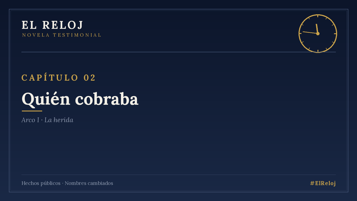 Johnninho69's tweet photo. 📖 EL RELOJ · Cap. 2
«Quién cobraba»

Para entender por qué importa este pago, hay que entender qué cargo ocupaba quien lo recibía. No es un tecnicismo: es el corazón del asunto.
El Comité Técnico de Colegiados es la institución que, dentro de la Federación, gobierna a los árbitros. No los contrata un club ni los elige el azar puro: hay un comité que decide quién pita cada partido, que evalúa su actuación, que propone ascensos a la máxima categoría y que firma descensos. Quien controla ese comité no necesita hablar con el árbitro. Le basta con decidir su carrera.
Negreda fue vicepresidente de ese comité durante veinticinco años, desde marzo de 1993 hasta junio de 2018. Y sus funciones, lejos de ser decorativas, están documentadas en fuentes oficiales a lo largo de tres etapas.
En los años noventa formó parte directa del Comité de Designación, el que reparte los nombramientos. La Gendarmería recuperó un documento interno de diciembre de 1996 que detallaba sus competencias en designaciones, calificación y disciplina. Cuando el sistema cambió a un sorteo informático «condicionado», a finales de los noventa, Negreda continuó como vocal de designación y capacitación. Y cuando el reparto pasó a una comisión de tres patas, su jefe directo, el presidente del comité, era el representante de la Federación en esa mesa. En el arbitraje español a Negreda se lo conocía con una expresión que lo dice todo: «la mano derecha» de aquel presidente. Habían sido árbitros juntos; el propio Negreda fue juez de línea elegido por él en una final de copa de 1982.
El reglamento de la Federación no escondía cómo funcionaba el poder. Establecía que el comité designa a los árbitros «a través del presidente o de la persona en quien este delegue». La persona en quien delegar tenía nombre, y cobraba del Barcino.
No lo digo yo solo. Presidentes y entrenadores de la época presentaron quejas directamente contra él. Un comentarista escribió entonces una frase que hoy se lee distinto: al club, venía a decir, no le hacía falta recusar a un árbitro; bastaba con que cualquier día de partido se le insinuara algo a Negreda, miembro del comité de designación, en el palco presidencial.
Esa imagen —el hombre que decide quién pita, sentado en el palco del club que le paga— es el caso entero en una sola escena. No prueba, por sí sola, que se alterara un resultado concreto. Prueba algo previo y más grave: que el guardián del sistema estaba en nómina del jugador.
Conviene no perderse en el detalle de los organigramas. El punto es simple. Durante un cuarto de siglo, el segundo del cuerpo arbitral español recibió dinero, de manera continuada, de uno de los equipos que ese cuerpo debía arbitrar con imparcialidad.
Y, sin embargo, faltaba lo más elemental para que aquello fuera lo que el club dijo que era. Faltaba el papel.
—
📂 Fuentes — auto judicial (sep. 2023); documento del CTA de dic. 1996 (Guardia Civil); agencia EFE; Reglamento RFEF (art. 29); hemeroteca.
➡️ Mañana · Cap. 3 — «El papel que no existe»
