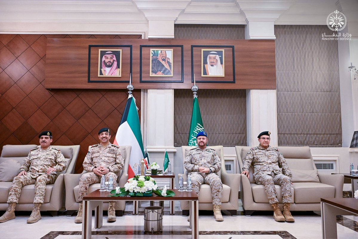 modgovksa's tweet photo. معالي رئيس هيئة الأركان العامة الفريق الأول الركن فياض الرويلي يستقبل رئيس الأركان العامة للجيش الكويتي الفريق الركن خالد الشريعان، ويبحثان التعاون والتنسيق في المجالين الدفاعي والعسكري بين البلدين الشقيقين، بحضور عدد من كبار قادة القوات المسلحة من الجانبين.

#وزارة_الدفاع https://t.co/KM1OJztEmB