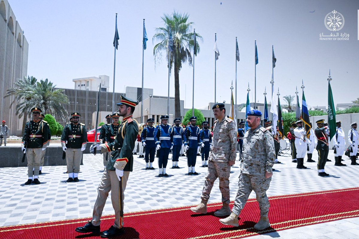 modgovksa's tweet photo. معالي رئيس هيئة الأركان العامة الفريق الأول الركن فياض الرويلي يستقبل رئيس الأركان العامة للجيش الكويتي الفريق الركن خالد الشريعان، ويبحثان التعاون والتنسيق في المجالين الدفاعي والعسكري بين البلدين الشقيقين، بحضور عدد من كبار قادة القوات المسلحة من الجانبين.

#وزارة_الدفاع https://t.co/KM1OJztEmB
