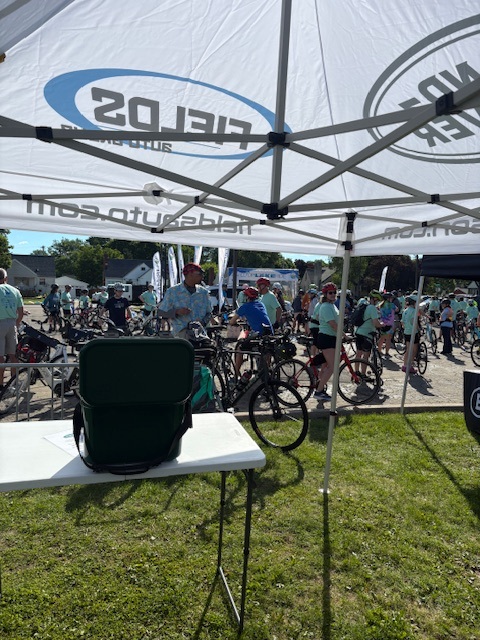 FieldsAuto's tweet photo. Saturday in Madison: 1,200 cyclists, 12 miles around Lake Monona, one shared mission. Our Land Rover Madison team rode in the 14th annual Loop the Lake for Clean Lakes Alliance. 

Proud of this crew. https://t.co/nJd5w6rPKV

#LoopTheLake #FieldsAuto https://t.co/XdiXeYGWHy