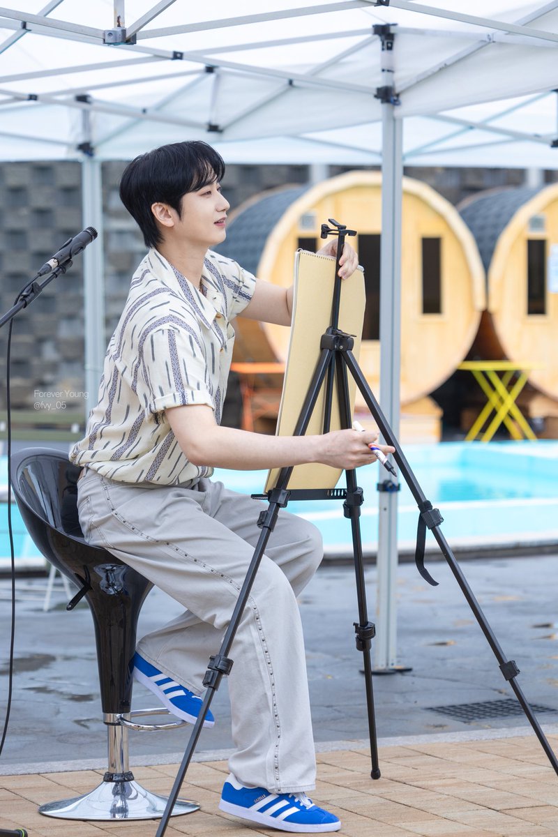 fvy_05_'s tweet photo. 전설속에만 등장하는 훈남 미대 선배 https://t.co/5bf3zHO3lz
