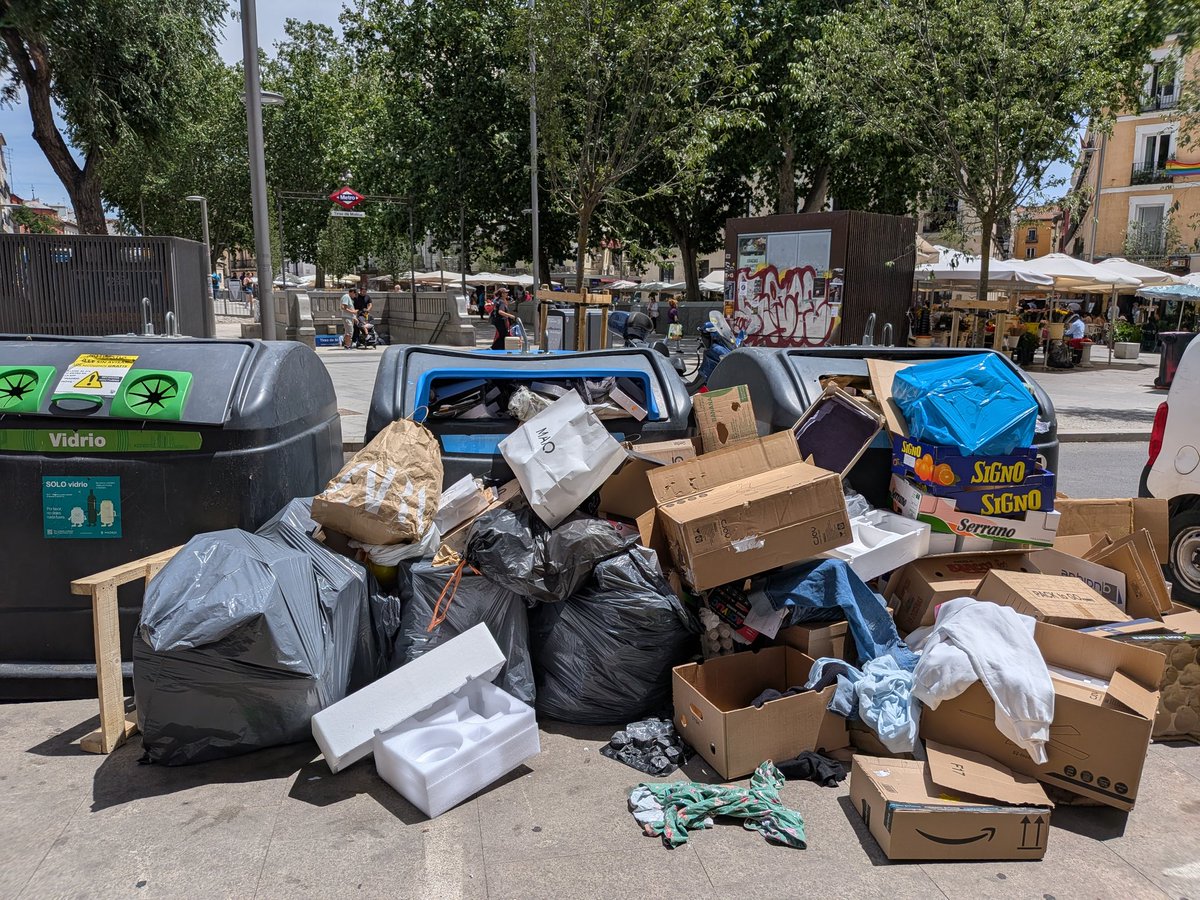 Gonz_Camarero's tweet photo. @VPmmad @JMDCentro @Mtnezparamo Los que tenemos los #basureros municipales mal llamados "islas de reciclaje" en la puerta, constituimos una proporción baja de la población y estamos sometidos a #impactos intolerables por este sistema de recogida poco selectiva de #residuos Con y sin plan ¡Todos los días! https://t.co/tdXnijOTOD