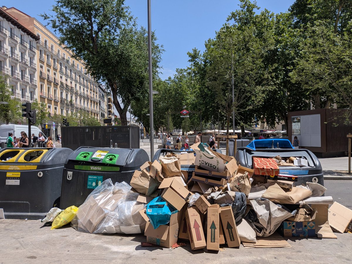 Gonz_Camarero's tweet photo. @VPmmad @JMDCentro @Mtnezparamo Los que tenemos los #basureros municipales mal llamados "islas de reciclaje" en la puerta, constituimos una proporción baja de la población y estamos sometidos a #impactos intolerables por este sistema de recogida poco selectiva de #residuos Con y sin plan ¡Todos los días! https://t.co/tdXnijOTOD