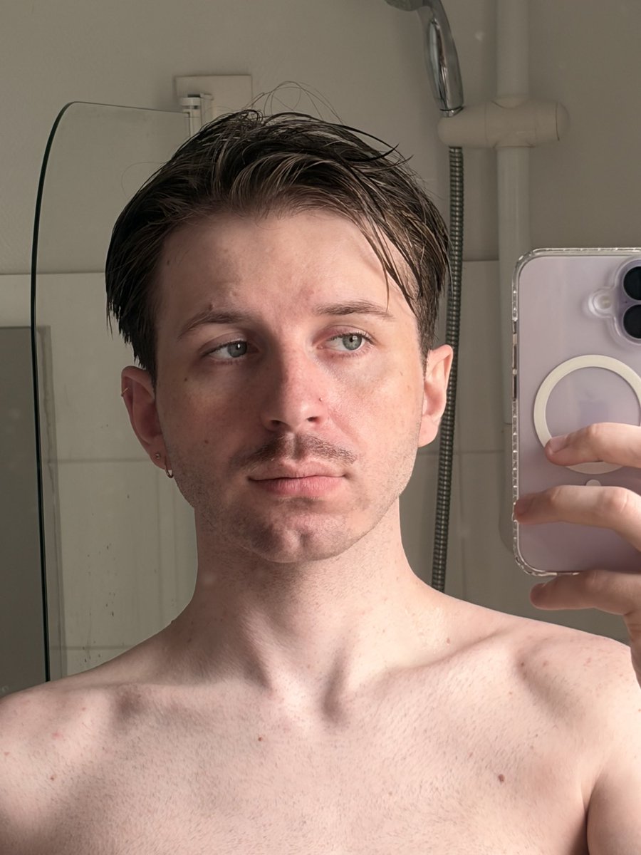 lef0uduTrain's tweet photo. J’ai que ça en dirèt 
#LGBTQIAPrideSupportsTheLeft https://t.co/0nWNkrPlOk