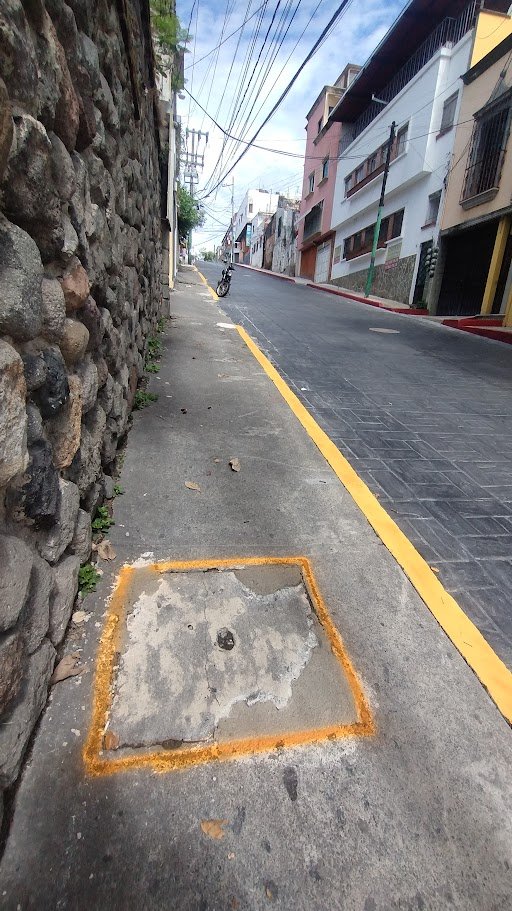 CuernaLimpia's tweet photo. No esta completa la rehabilitacion de Cuauhtemotzin en #Cuernavaca hasta que arreglen bien las banquetas. Las marcamos para que no se hagan mensos. @CuernavacaGob @jluriosteguis @pautrademx @LaPulgaNewsMX #DemetrioChavira #porlaciudadquemerecemos @pvillalobosadan @GuillermoCinta https://t.co/8oYWuVUuPO