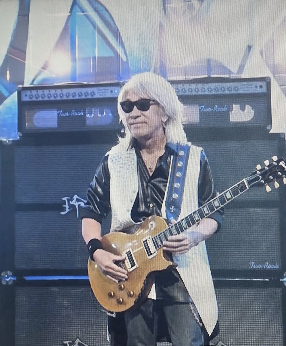 kinanachoco's tweet photo. でもやっぱり紅白のB'zでしか得られないPassionがある。
B'zのロゴが浮かび上がった瞬間の興奮や、マイクトラブルを物ともしない声量、Ultra soulでの一体感。ハイ！での稲葉さんの舌出しNHKでもやったの凄いし腿上げシーン何度も見ちゃう。松本さんの静な笑みも印象的で、全てが完璧なステージだった https://t.co/8fkjXbKdpL