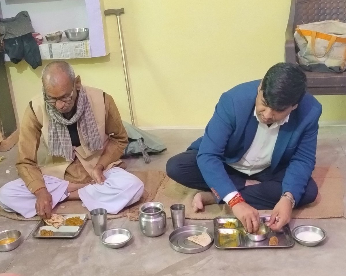 dc_sanjay_jas's tweet photo. पिता के साथ बैठकर खाने में,
केवल भोजन ही नहीं परोसा जाता,
बल्कि वहाँ परोसी जाती हैं सीखें,
स्नेह और जीवन-संघर्ष की अनकही बातें।
#fathersday #Respectfully https://t.co/u3uFGDjtuq