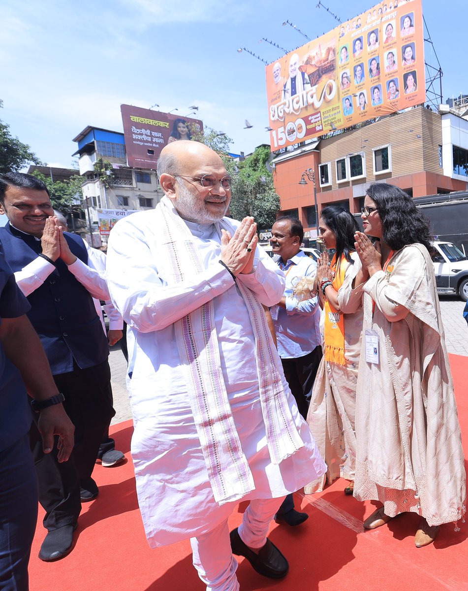 GayuarRaut's tweet photo. गृहमंत्री माननीय श्री अमित भाई शाह यांचे अंबाबाई मंदिर येथे स्वागत केले🌷 https://t.co/36yg8qbOV9