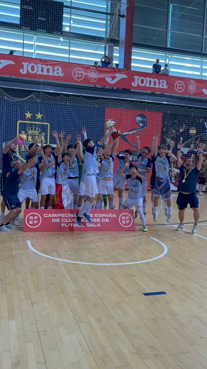 RTVEclm's tweet photo. 🇪🇸⚽️El @Moprisala Cadete se proclama Campeón de Españaaaaaaaaaaa🙌🙌🙌🙌👏🏼👏🏼👏🏼👏🏼👏🏼

Toda una gesta heroica venciendo 5-4 a un gran @FCBfutbolsala @FutSalRFEF #FutsalIRFEF

Enhorabuenaaaa chicos😍😍

@teledeporte @RNEdeportes https://t.co/Vrna7xJyeW