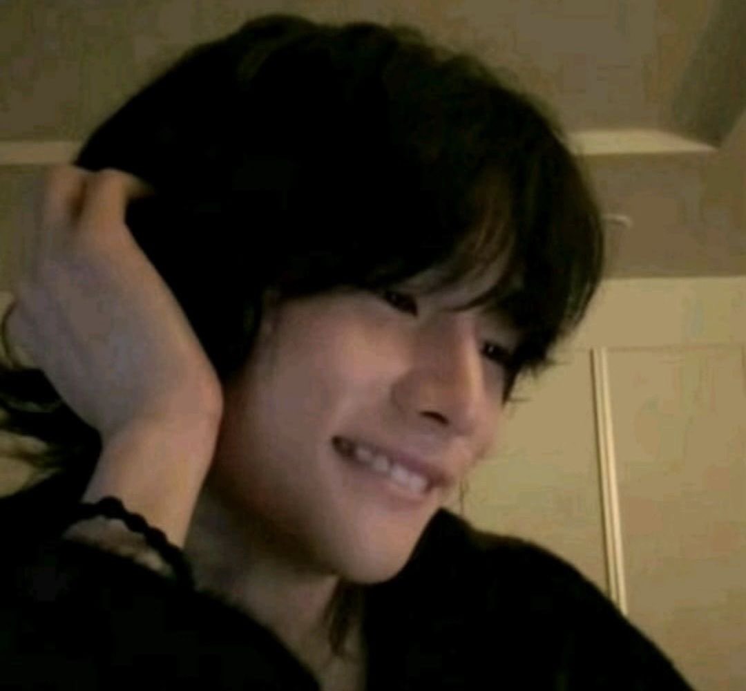 spearbees_'s tweet photo. @seungmnbias “poor thing” https://t.co/012yXvSwPF