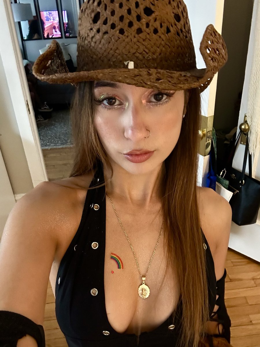 Scorpiho3E's tweet photo. Save a horse, ride a cowgirl ;)🤠#pride https://t.co/XLparxY2Pn