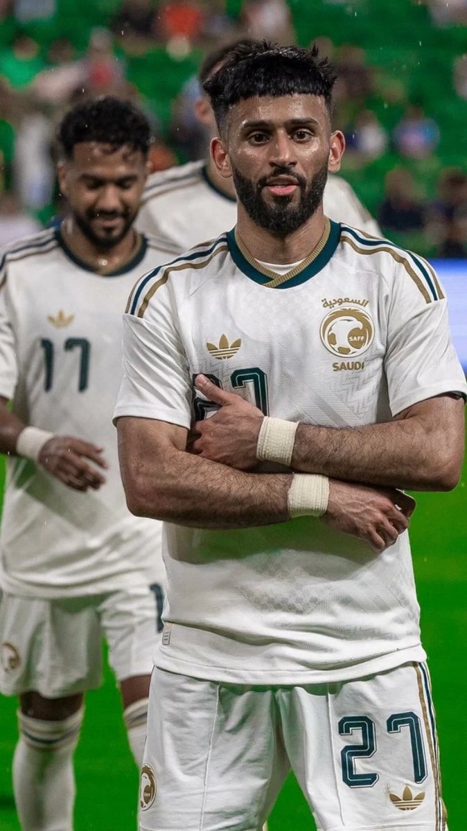ALOKEMEabdualrh's tweet photo. سلطان مندش في مباريات الإعداد لكأس العالم كان الأفضل فنيًا 
وفي مباراتين سجل هدفين
وفي المباريات الرسمية مع الأرجواي ومع أسبانيا صار ممنوع من اللعب؟!
هذا يسمى
تخبيص من الجهاز الفني 
#سلطان_مندش 
 #السعوديه_اسبانيا https://t.co/WIRni1c789
