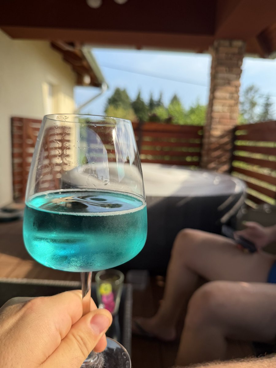 MySeeGee's tweet photo. Megvan a nyár itala🌞
Blue Spritz - Blue Curaçao💙, prosecco🍾, szóda💦, áfonya🫐, rozmaring🌿, rengeteg jég🧊 #bluecuracao #estate @SagiDana https://t.co/rK9iFZMKFC
