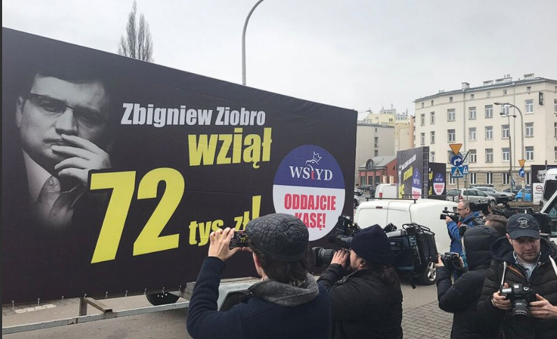 _DiabelStockton's tweet photo. Ministrowie rządu Beaty Szydło sami sobie przyznawali nagrody, które tak naprawdę były systematycznie wypłacaną drugą pensją. W ciągu 2,5 roku rządów Szydło na nagrody z publicznych pieniędzy wydano ponad 2 mln zł

@ZiobroPL co takiego zrobiłeś dla Polaków, że przyznałeś sobie 72 000 zł nagrody?