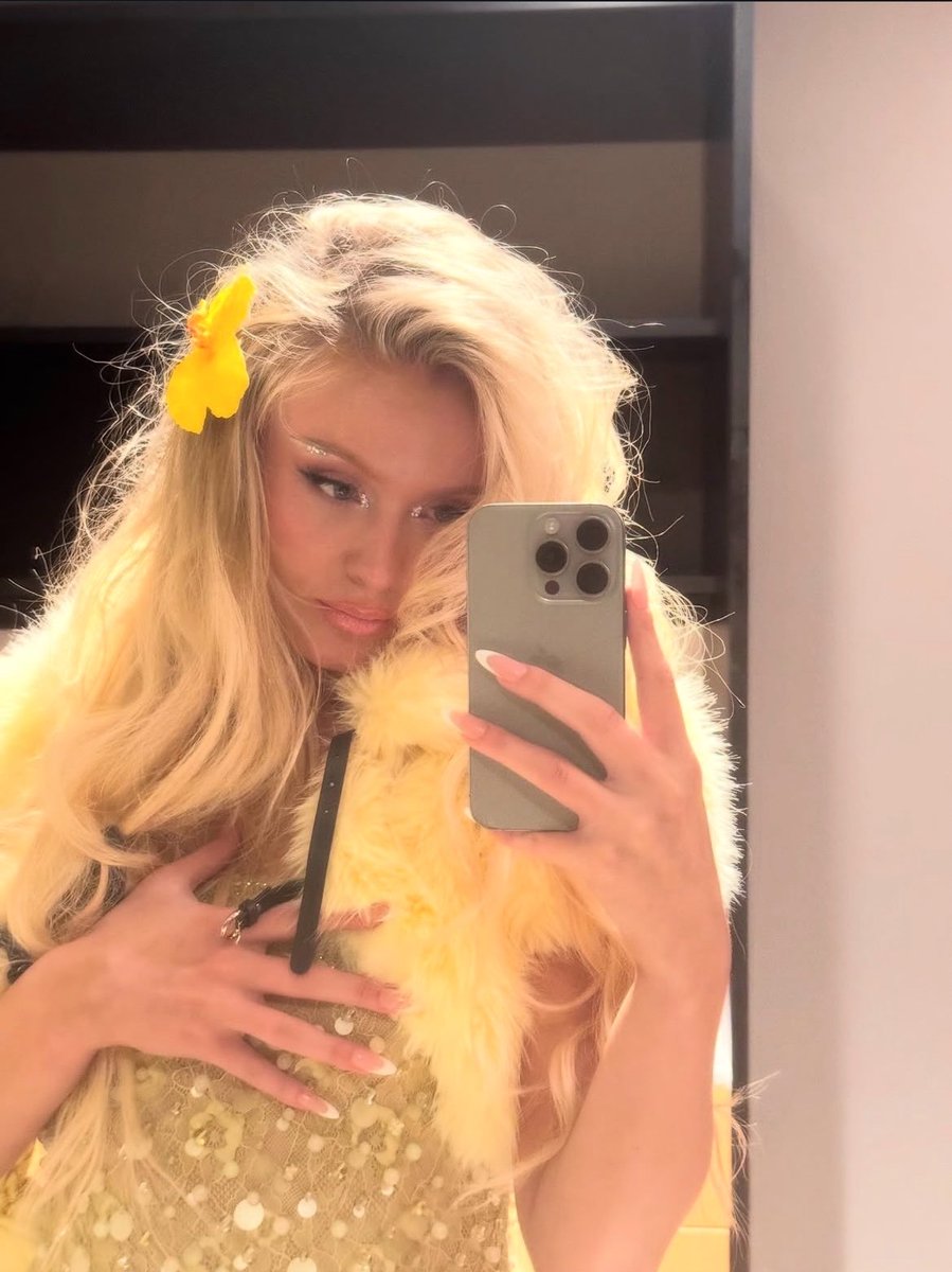 midnitesunkiss's tweet photo. embodying my “it’s golden hour all the time” lyric for #WelcomeToLegacyFL!!!!
i love this group and its people sooooo much.
💖☀️🌅🌺🐬 https://t.co/M3FIcyMKBU
