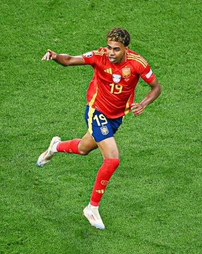 Tumsa_Eksel's tweet photo. Spain 🇪🇸 will not win the World Cup. They had to rely on a young Yamil Yamal so that they can score more than one goal and win the game 😭😭😭😭

#ESPvsKSA #SaudiArabia https://t.co/PQVLL7suO3