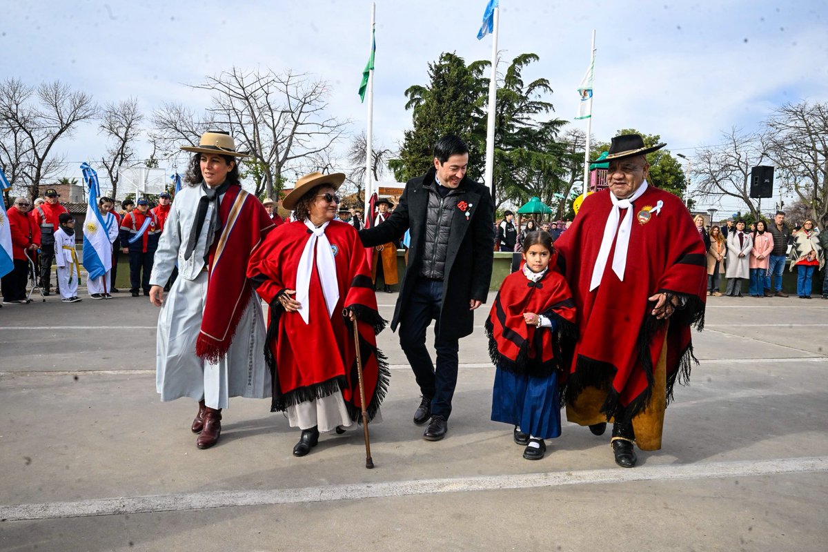 Nardini_Leo's tweet photo. Recordamos al General Martín Miguel de Güemes en #MalvinasArgentinas, uno de los grandes defensores de nuestra Independencia y un hombre que entendió que la construcción de la Patria debía incluir a todos.

Su ejemplo sigue vigente. Güemes lideró con coraje, defendió la soberanía junto a su pueblo y, como suele decirse, murió con lo puesto, dejando como legado valores de compromiso, humildad y amor por la Patria.

Una vez lo homenajeamos junto a la comunidad en la plaza que lleva su nombre en Ing. #AdolfoSourdeaux.