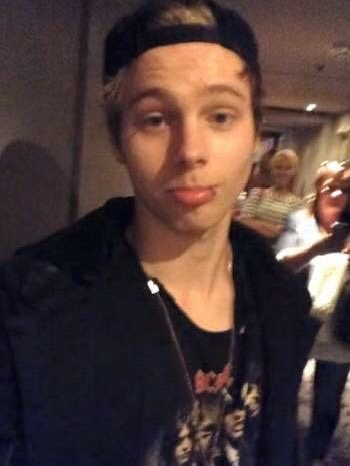 chasasb's tweet photo. Michael mi robil - Luke Hemmings https://t.co/uv7XgrDxYh