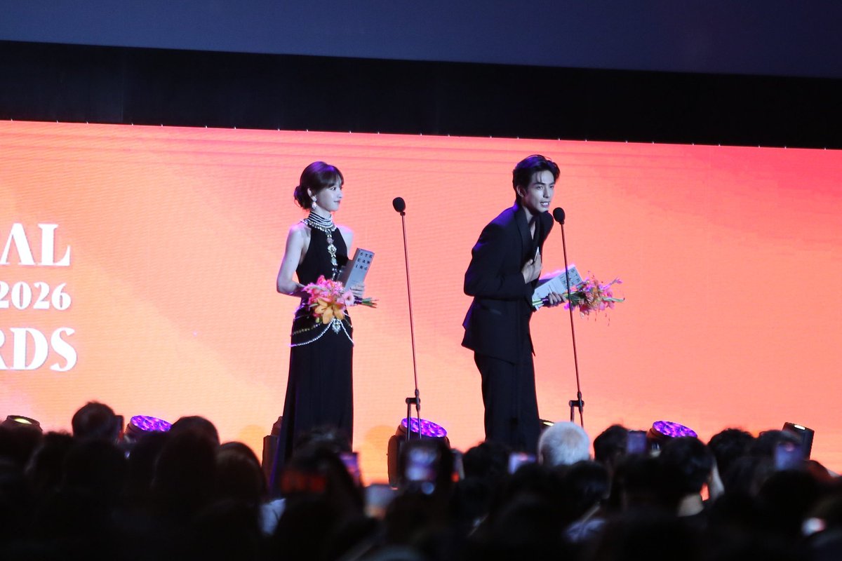 paramMDZS's tweet photo. 몰랐는데 나중에 사진정리하면서 보니깐
첫번째사진이거제카메라에아이컨택해준거맞죠... 짱이다...
그리고 열심히 종이에 한국어 적어서 한국어로 자기소개 연습해온것에 감동받았습니다
한국어공부 더 해서 한국또오겠다는 뜻으로 받아들일게요 https://t.co/uSf0XBrz8k