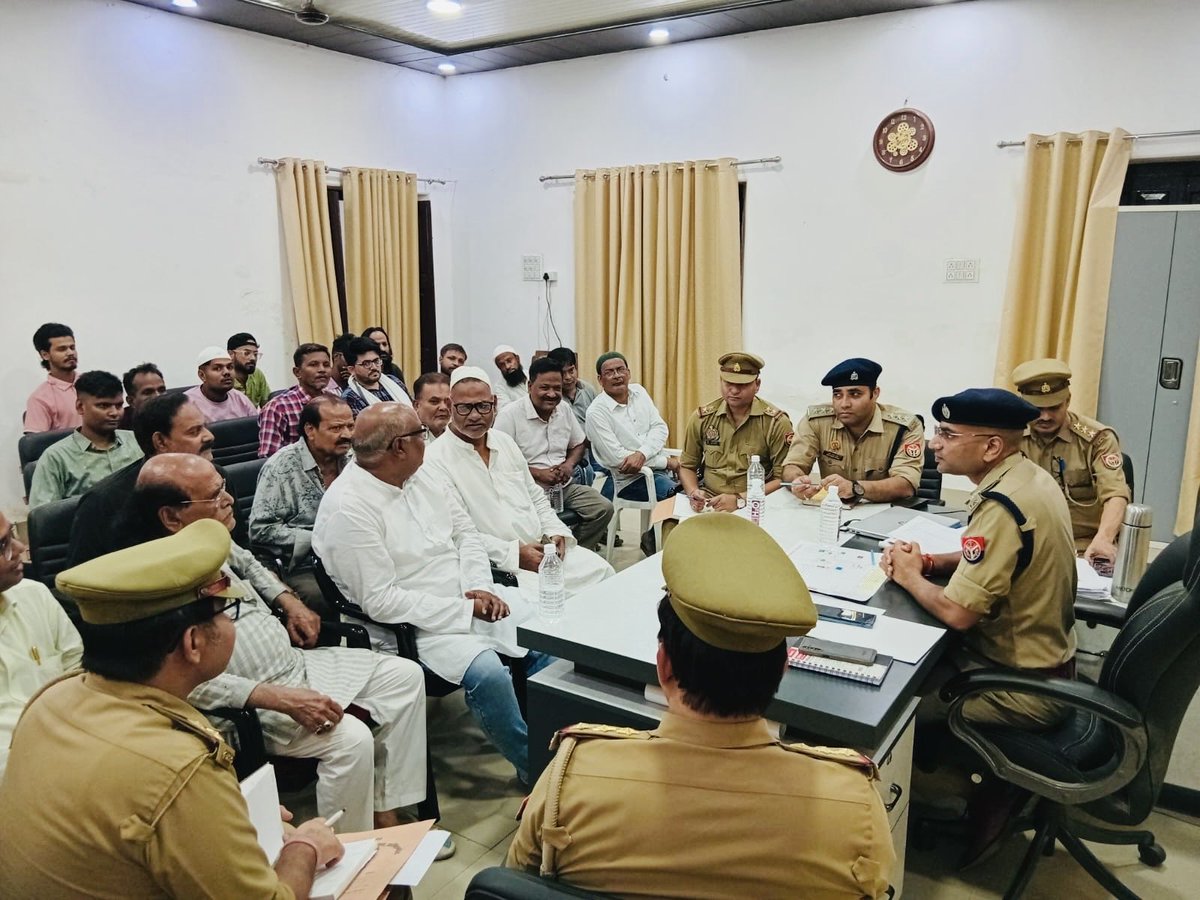 DcpEast's tweet photo. आज दिनांक 21.06.2026 को श्रीमान पुलिस उपायुक्त पूर्वी श्री सत्यजीत गुप्ता द्वारा थाना कोतवाली पर आगामी त्योहार मोहर्रम को निर्विघ्न एवं शांतिपूर्ण सम्पन्न कराये जाने हेतु ताजिया कमेटी/ ताजियादारो ,गणमान्य नागरिक, समाजसेवी, धर्मगुरुओं के साथ पीस कमेटी की मीटिंग आयोजित की गई । https://t.co/WmOybT9vxb