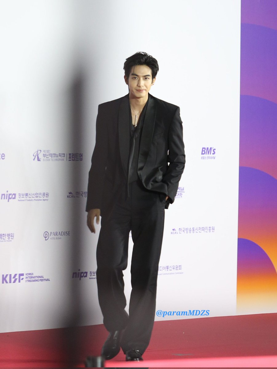 paramMDZS's tweet photo. 몰랐는데 나중에 사진정리하면서 보니깐
첫번째사진이거제카메라에아이컨택해준거맞죠... 짱이다...
그리고 열심히 종이에 한국어 적어서 한국어로 자기소개 연습해온것에 감동받았습니다
한국어공부 더 해서 한국또오겠다는 뜻으로 받아들일게요 https://t.co/uSf0XBrz8k
