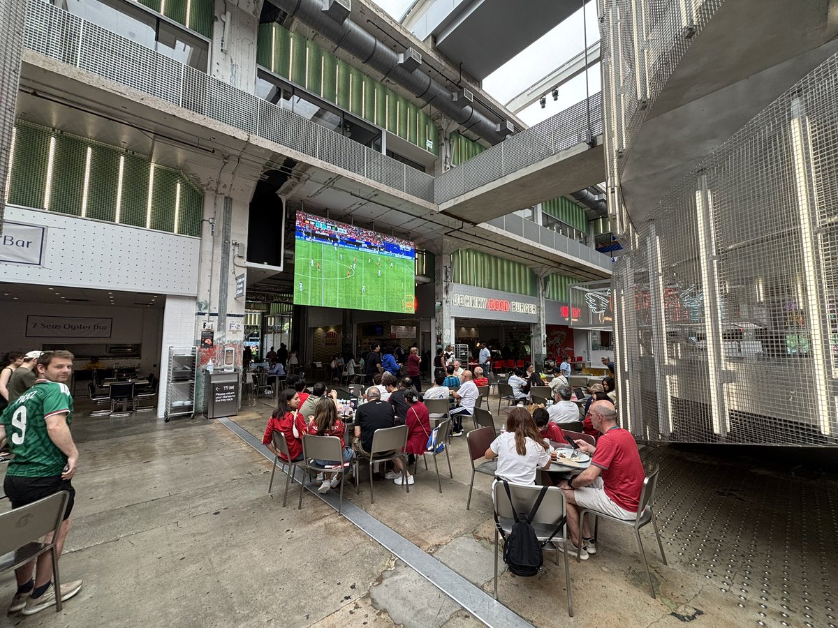 KoningsEric's tweet photo. Heel bruut. Food market in oude postkantoor van Houston. Mooie herontwikkeling in karakteristiek pand. En goeie brisket grilled cheese sandwich, hoef denk ik overmorgen pas weer te eten. #posthtx https://t.co/3Gm7SqSy1C