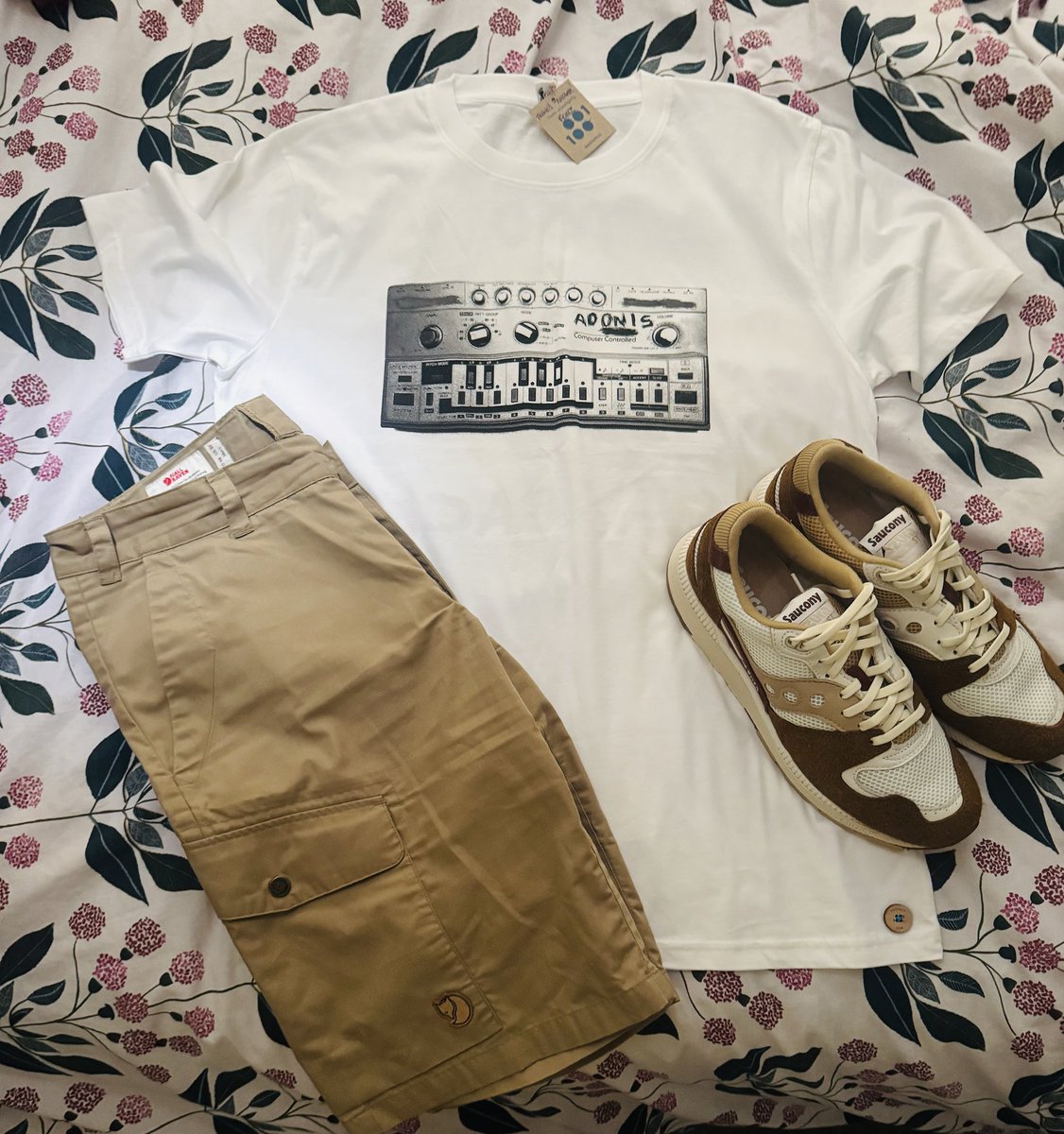 mickmcmanus2000's tweet photo. Gig night with work the next day π as we are seeing a fine Scottish band @bellesglasgow thought Iβd bust out a new @weare1of100 tee shirt https://t.co/GKEzQUt66A