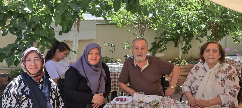 AKKadinSisli's tweet photo. Babalar Günü vesilesiyle mahallelerimizde kıymetli babalarımızı ziyaret ederek günlerini kutladık.

Ailesi için emek veren, sevgisiyle yol gösteren, fedakârlıklarıyla hayatımıza değer katan tüm babalarımıza sağlık, huzur ve mutluluk dolu bir ömür diliyoruz. https://t.co/s9KQTsoMwm