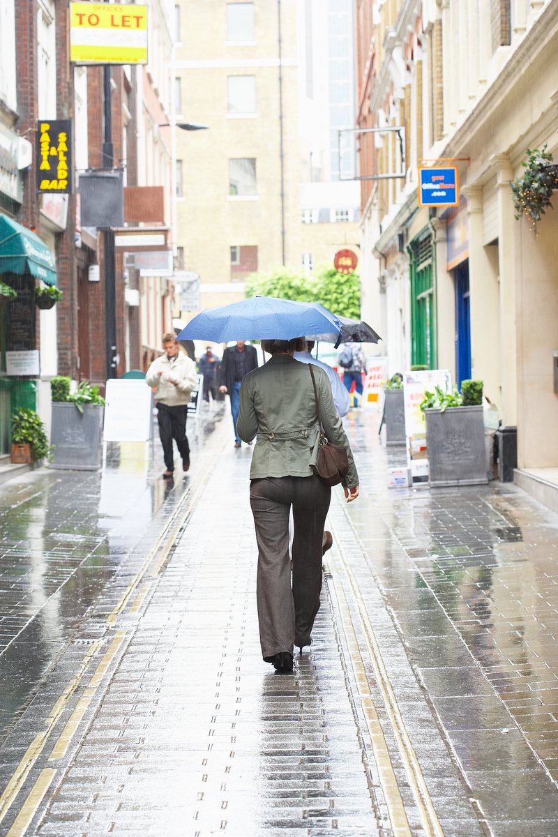 makibezba's tweet photo. A stranger helped me carry my heavy groceries in the rain today. A small act that turned my whole day around. Grateful for such warm kindness.， https://t.co/y6SzwGPfdW