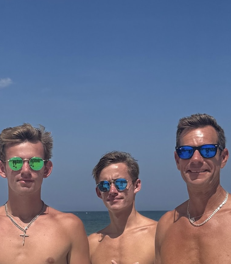 bfleming98's tweet photo. Family day at Whiskey Creek sandbar aboard the Williams 395 + Sea-Doos. Swimming, paddleboarding, sunshine, and good times with the boys.
These are the days that matter.
Favorite sandbar spot?
#WhiskeyCreek #YachtLife #SandbarLife #FortLauderdale #BoatLife #Superyacht https://t.co/KHQNSxpvYk