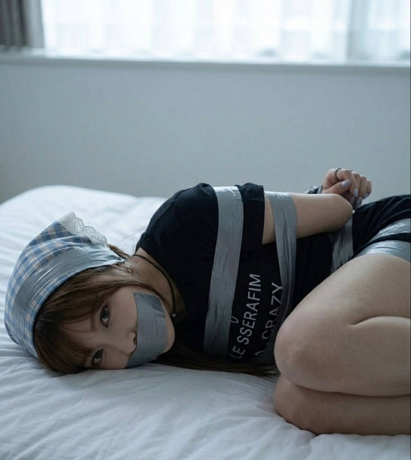 DiDArchivist's tweet photo. Hong Eunchae (LESSERAFIM) duct taped FanFiction https://t.co/BfqbItnLLp
