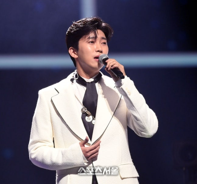 oya0999's tweet photo. 임영웅, 또 한 번의 기적

“들을 때마다 가슴이 뭉클해진다”는 말이 딱 어울리는 무대가 있습니다. 바로 임영웅의 ‘날 울린 당신’. 2020년 겨울, TV조선 사랑의 콜센타에서 처음 선보인 이 무대가 시간이 흘러도 여전히 팬들의 마음을 울리고 있습니다. 그리고 드디어, 유튜브 조회수 2,000만 회라는 대기록을 달성했죠.
왜 특별할까?

담담하게 시작하지만, 곧 깊은 울림으로 청중을 사로잡습니다.
단순히 노래가 아니라, 감정을 고스란히 전하는 이야기처럼 느껴집니다.

“내 얘기 같다”는 팬들의 반응이 쏟아지며, 세대를 초월한 공감대를 형성했습니다.

“들을 때마다 눈물이 난다.”

“영혼을 울리는 목소리, 평생 기억할 무대.”

“임영웅은 단순한 가수가 아니라, 마음을 치유하는 사람 같다.”

이번 기록은 단순한 숫자가 아니라, 임영웅의 음악이 가진 치유와 공감의 힘을 증명합니다. 오는 9월 고양종합운동장에서 열릴 단독 콘서트 IM HERO – THE STADIUM 2 역시 팬들에게 또 다른 감동의 순간을 선사할 것으로 기대됩니다.