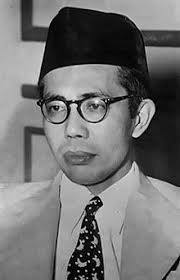 dimarsasongko98's tweet photo. Bayangin lo baru aja berhasil nyatuin negara yang nyaris pecah jadi belasan negara kecil. 

Gara-gara lo, negara itu utuh lagi. 

Presiden percaya, lo diangkat jadi perdana menteri.

Eh, 6 bulan kemudian kabinet lo kalah voting di parlemen.

Apa yang lo lakuin?

Kalo politisi jaman sekarang: nyari celah hukum, reshuffle internal, lobi sana-sini, atau diem-diem dikasih kursi baru biar tetep di lingkaran kekuasaan.

Mohammad Natsir? 

Dia langsung balikin mandat ke presiden. 

Pulang. Ga ada drama, ga ada manuver.

Ini ceritanya.