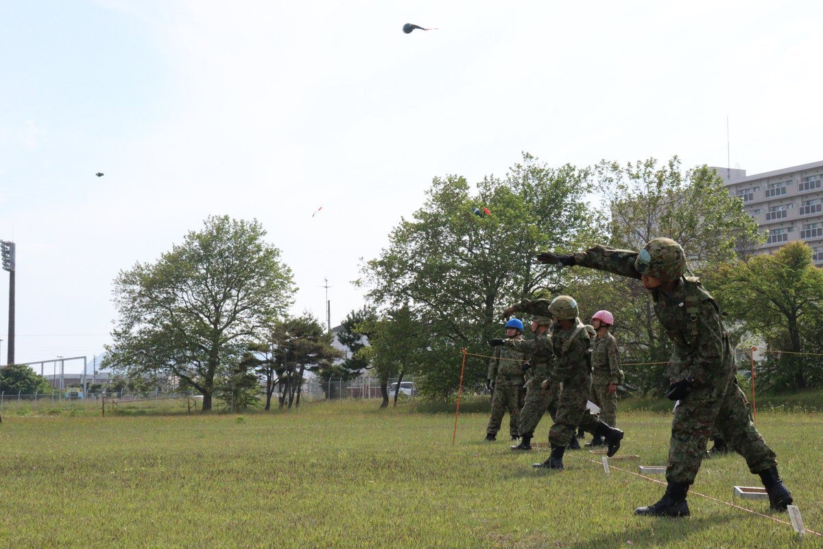 hakodate_sta's tweet photo. #函館駐屯地 #自衛官候補生課程教育隊 は「#手りゅう弾 投てき」をやったっさ！
まず、擬製弾で投てき訓練をするっさ！
本番は、訓練用手りゅう弾（火薬を使用しない弾）で投てきしていくっさ！
安全管理に努め、投げた後その場に伏せるっさ！
みんな肩は大丈夫だったべか？
したっけ～☆ https://t.co/lz1vVgfMnA