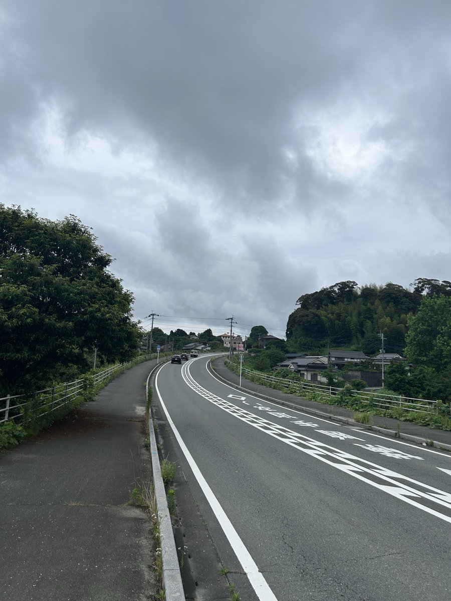 singutsaru's tweet photo. 安心して下さい！！！
サボってません！！！
いやー内心めっちゃ寝坊しましたし若干雨降ってたけど関係無いよね！！！
毎日ネタ無いだろうから何でも無い道写しとくよ(ﾟ∀ﾟ) https://t.co/GZvi1Blg1i