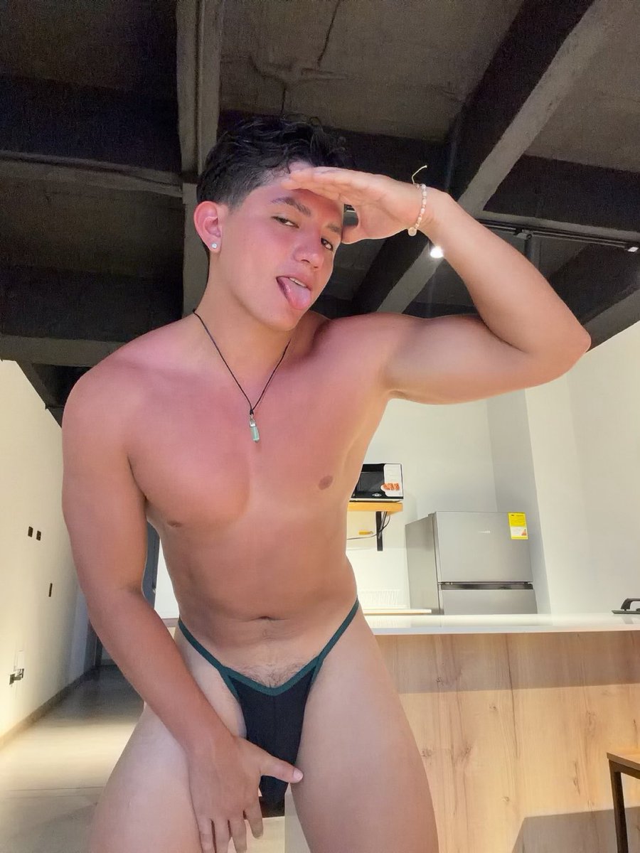 Dalton69xxx's tweet photo. Un chico bronceado y muy caliente 😏🔥 https://t.co/GfnNWXE6YX