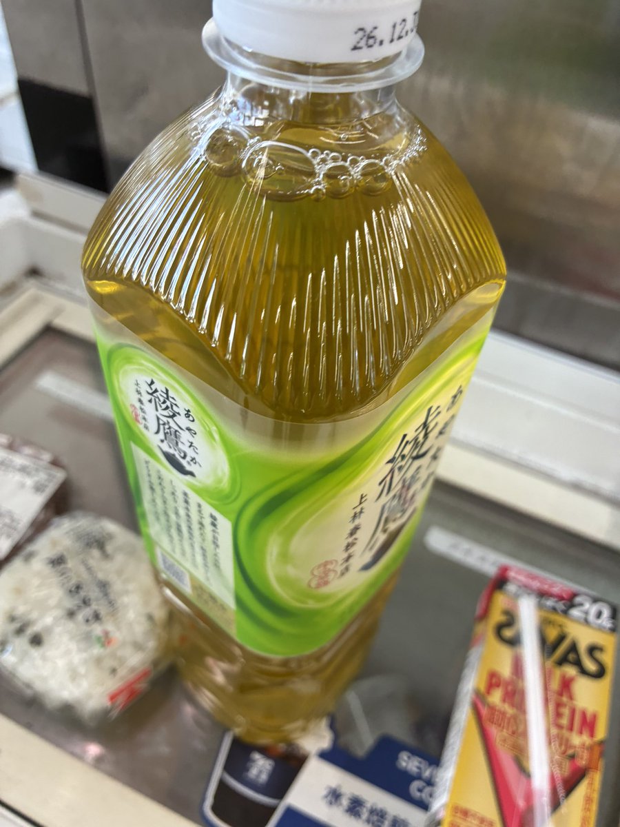 rskdako's tweet photo. おにぎりを2つ買うとお好きなの飲み物一本無料なるキャンペーンをやっているようで、店員さんの勧めに応じていろいろ選んでいたら1Lのペットボトル飲料を手に入れてしまった。
ふだんから1Lペットボトルを2本持ち歩いているので今日は3Lを持って移動することになる。
私を見かけた人の中で水分に困っていることがあったら声をかけてください。（笑）
