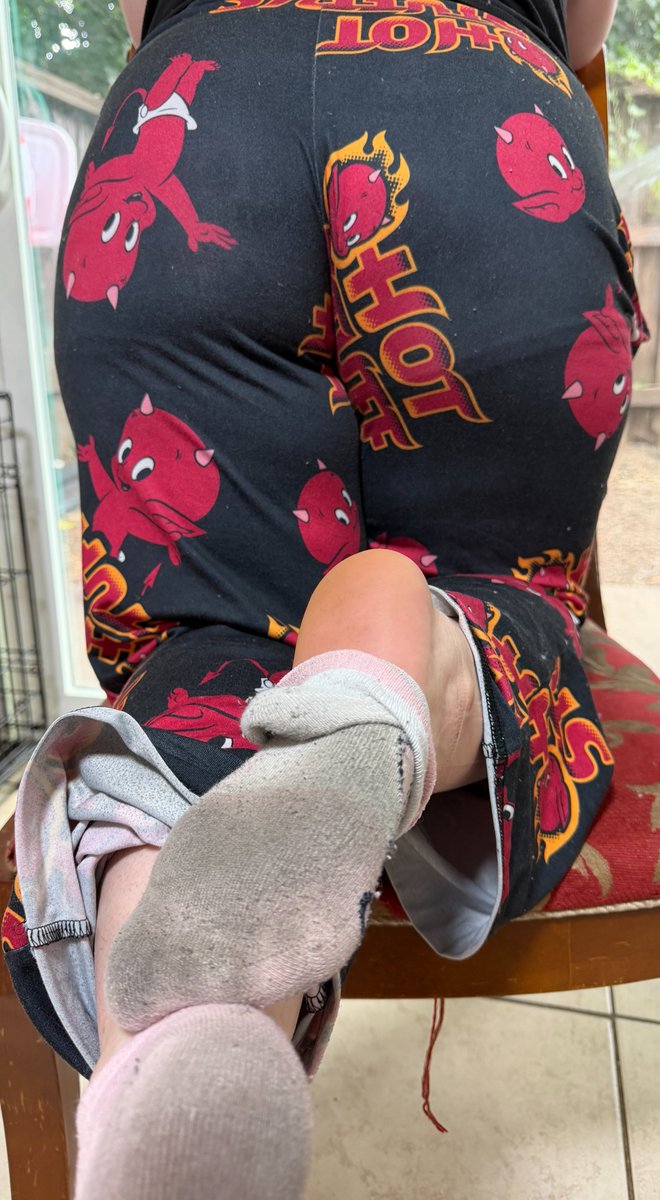 HotCherrySpice2's tweet photo. @Fuzzycrocfeet2 who wants to come sniff my dirty socks? come see more on my socials. #NSF #Amatuer #OnlyFans #Chaturbate #Footfetish #Feet #socks https://t.co/2XBbmMynVn