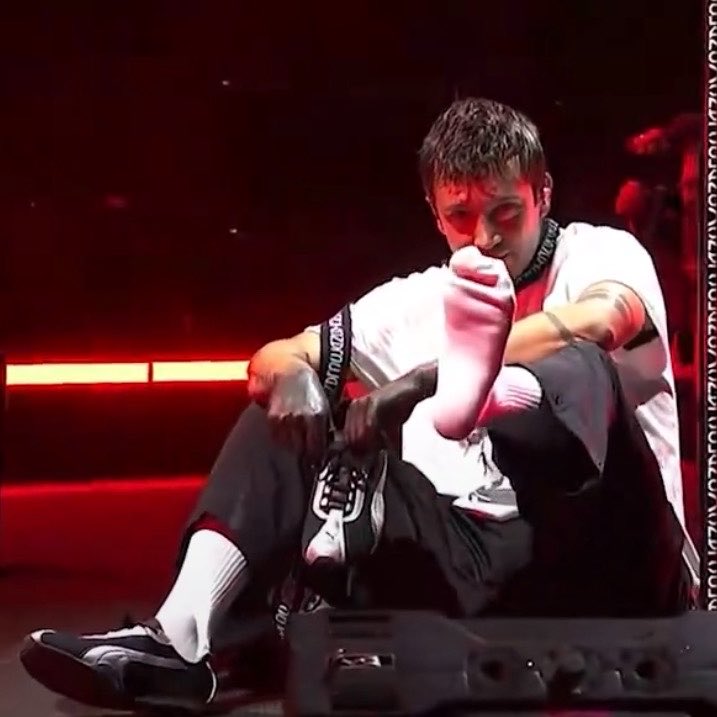ppaladito's tweet photo. what is twenty one pilots even about man https://t.co/oXauuXwhzK