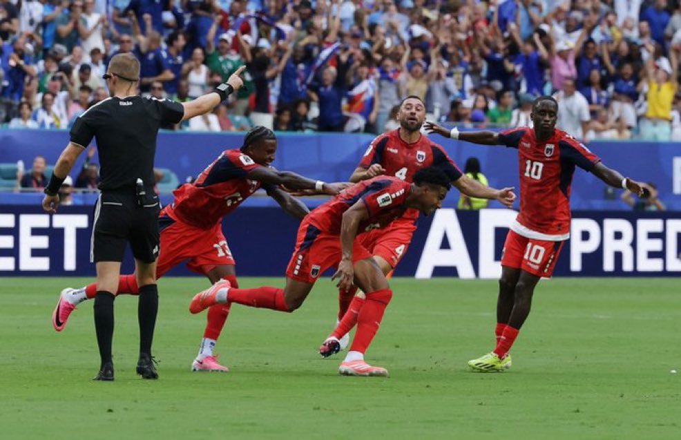 Indie5051's tweet photo. Primer gol en la historia de Cabo Verde en Mundiales se lo hicieron a  Uruguay. https://t.co/CCTLaTjIc4