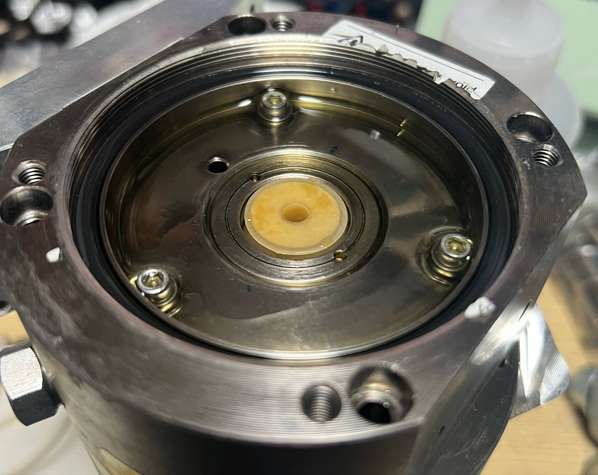 09Laser404's tweet photo. オイルバックしたRPのオイルなのか、TMPのオイルなのか最早分からないね…

PFEIFFERの動画を見る感じだと、こんなにオイルは入ってないので、RPのオイルである可能性が高いね…

#09L4_2026 https://t.co/FsxRIaJWMS
