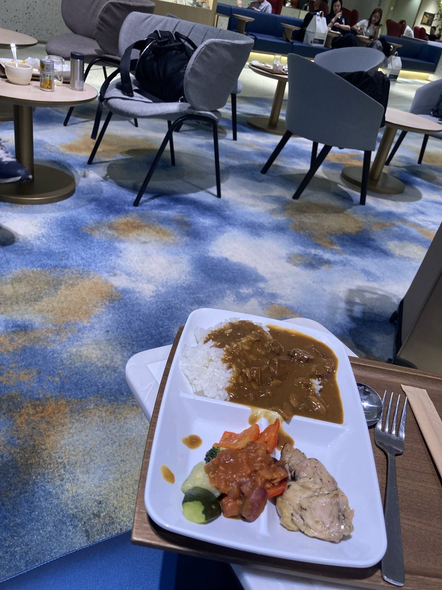 Takuya_134's tweet photo. なんかラウンジ使えた…キャセイやるじゃん
朝からカレー🍛😃 https://t.co/90Kdv2uGpL