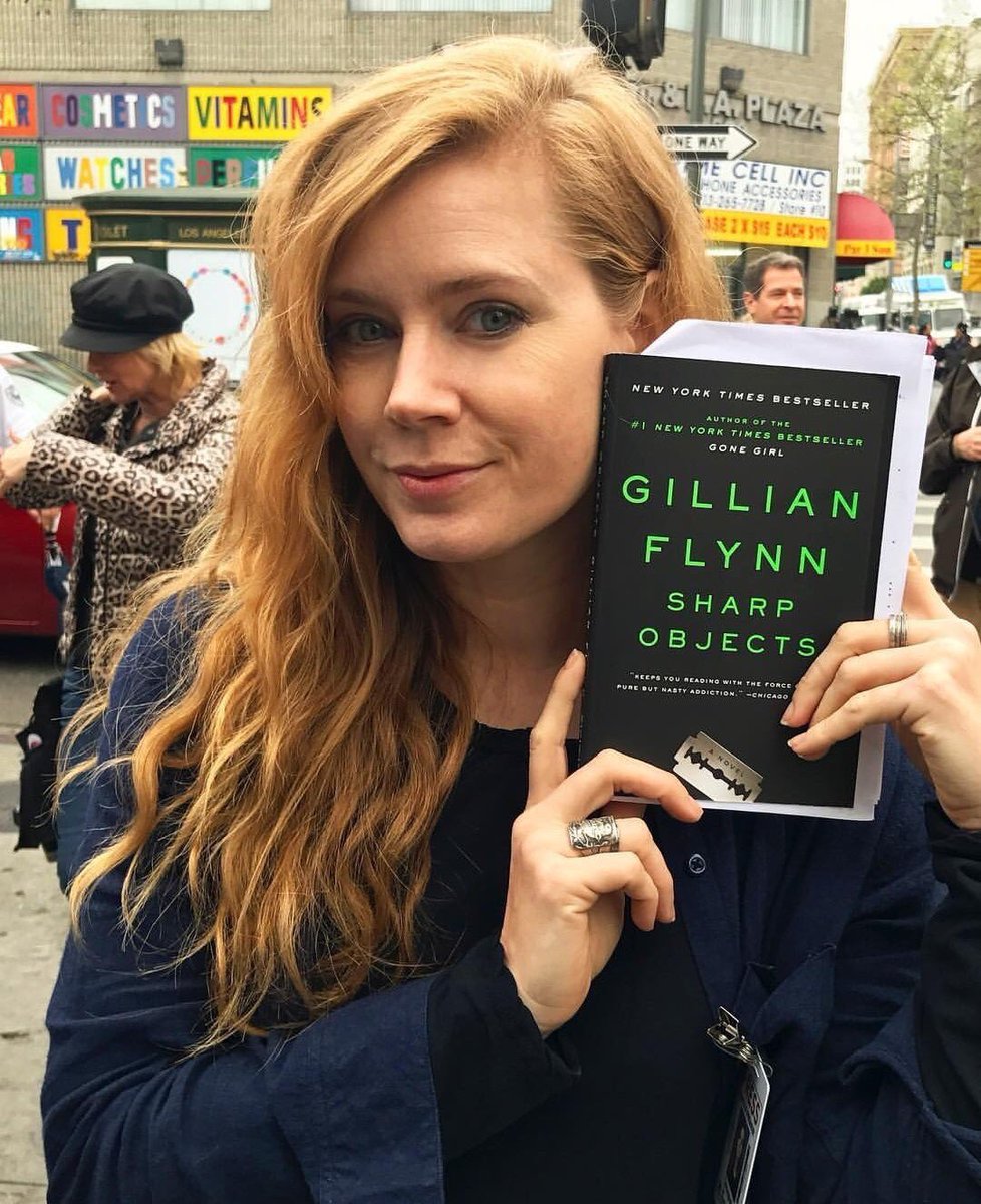 jubide5a7's tweet photo. gente é Simples… amy adams como camille preaker em sharp objects o melhor casting já feito pra adaptação de um livro https://t.co/QFfEQ7CUWT