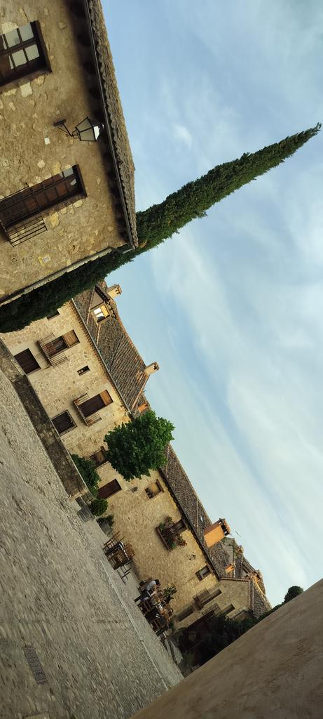 VlezLui's tweet photo. Uno de los pueblos más bonitos de España. Villa amurallada del s. XIII, declarada Conjunto Monumental, con la Sierra de Guadarrama de fondo. Calles empedradas, casas nobles y un encanto que parece detenido en el tiempo. ¡Imprescindible escapada! #Pedraza #Segovia https://t.co/REyi9fibSQ