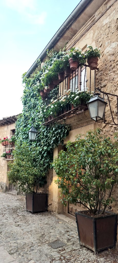 VlezLui's tweet photo. La Plaza Mayor es espectacular: porticada, irregular y convertida en plaza de toros en fiestas. No te pierdas el Castillo (s. XIII-XV), murallas, la Cárcel Medieval y la Iglesia de San Juan Bautista (románica). Ambiente mágico y vistas brutales.  #PueblosBonitosEspaña https://t.co/d0OXa78qO7